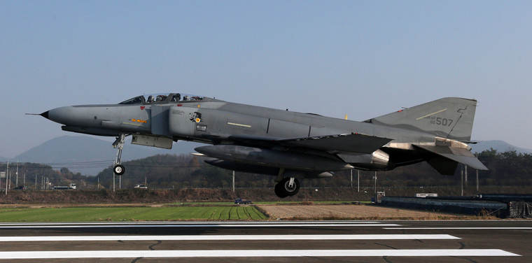 공군 F-4E 전투기가 1대가 추락했으나 조종사 2명은 무사히 비상 탈출했다. 사진은 지난 2015년 12월 경남 창녕군 남지 비상활주로에서 F-4E 전투기가 착륙하는 모습. 사진=연합