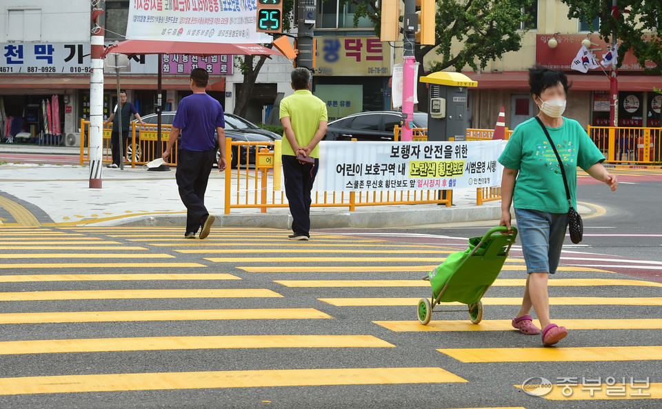 지난해 교통사고가 잇따라 발생한 인천 중구 신광초등학교앞 어린이보호구역에 15일 노란색 횡단보도가 설치돼 시민들이 길을 건너고 있다. 정선식기자