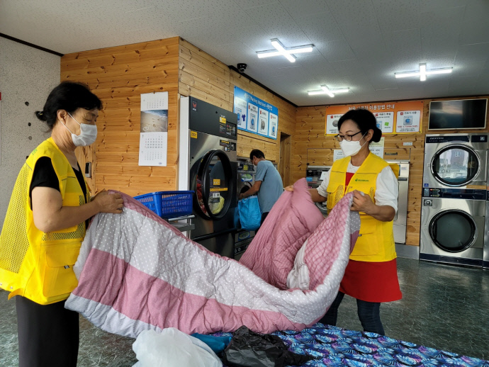 인천강화군자원봉사센터 자원봉사자들이 지역 내 소외계층들의 이불을 수거해 세탁해 주고 있다.