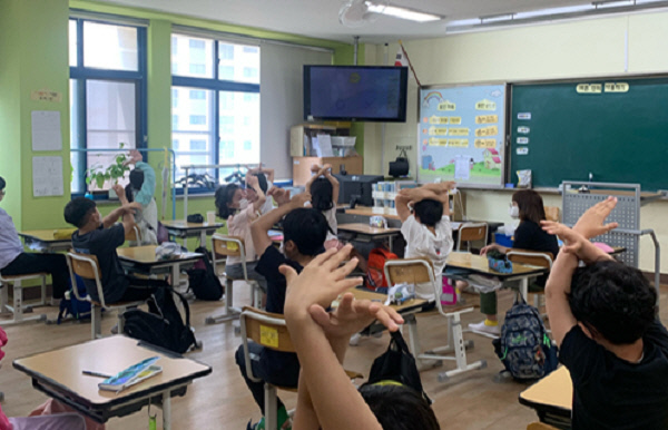 인천 중구 내 한 초등학교에서 학생들이 소방안전교육 수업을 듣고 있다.