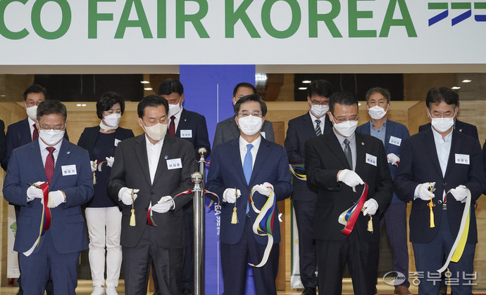 5일 오전 수원시 영통구 컨벤션센터에서 2022 에코 페어 코리아가 열렸다. 김동연 경기도지사와 경기도에 속한 각 시장들이 컷팅식을 하고 있다. 홍기웅기자