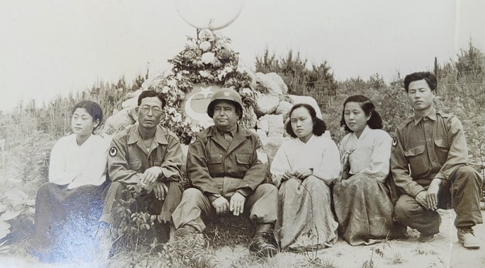 앙카라학원을 설립한 주역 가운데 한 명인 하산 후세인 딘츠튀르크 상사(왼쪽에서 세번째)가 한국사람들과 찍은 사진(딘츠튀르크 상사의 아들 알칸 베크만 소장)
