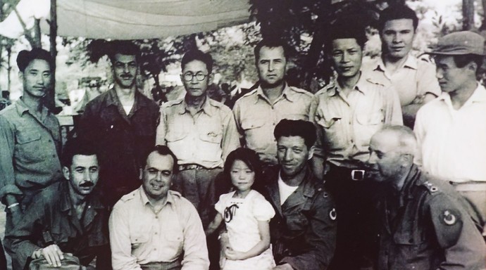 군인들과 기념사진을 촬영 중인 여자아이(앙카라 참전용사회 소장).