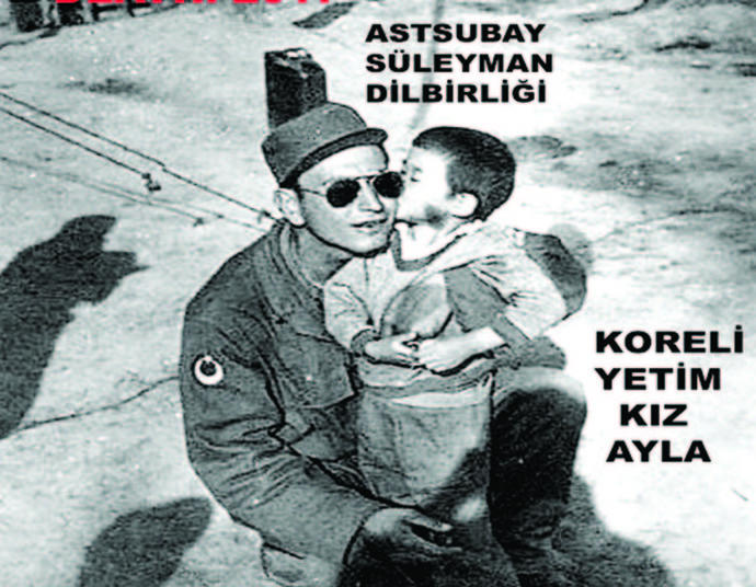 터키군 참전용사 슐레이만에게 남자아이가 뽀뽀를 하는 모습