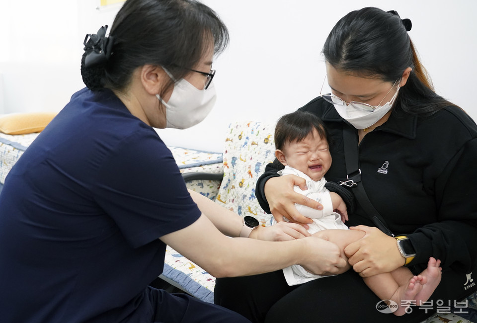 독감 무료 예방접종이 시작된 21일 오후 수원시 팔달구 한 보건의원에서 영유아 어린이가 독감 예방접종후 울음을 터트리고 있다. 홍기웅기자