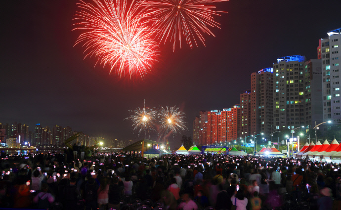 제22회 소래포구축제 첫날 개막 공연 중에 불꽃놀이가 펼쳐지고 있다. 사진=인천남동구