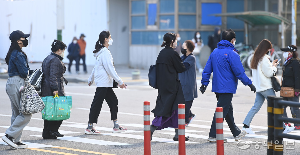 올들어 가장 쌀쌀한 날씨를 보인 11일 인천 남동구 거리에서 시민들이 두터운 옷을 입고 거리를 걷고 있다.정선식기자