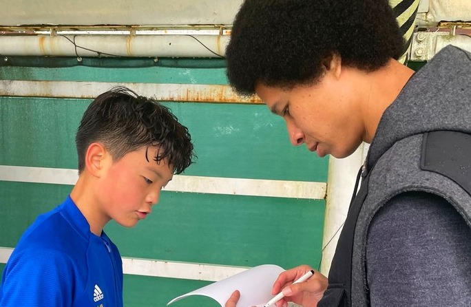글로벌 레전드 아카데미 축구교실에 참가한 한 아이가 강수일 선수에게 사인을 받고 있다. 사진=이세용기자
