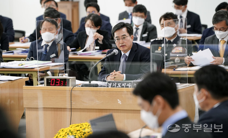 14일 오전 수원시 영통구 경기도청에서 열린 국회 국토교통위원회의 경기도에 대한 국정감사에서 김동연 경기도지사가 의원의 질의에 답변하고 있다. 홍기웅기자