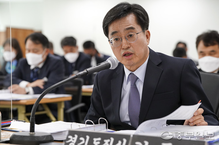 14일 오전 수원시 영통구 경기도청에서 열린 국회 국토교통위원회의 경기도에 대한 국정감사에서 김동연 경기도지사가 의원의 질의에 답변하고 있다. 홍기웅기자
