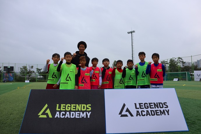 Kang Soo-il and children who participate in the football academy. Image=Global Legends 