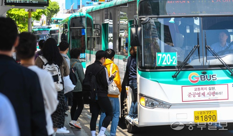 승객들이 버스에 탑승하는 모습. 사진=중부일보 DB