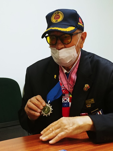 메달을 내보이며 취재진에게 설명하는 야샤르 예켄(93)하사 한국전 참전용사