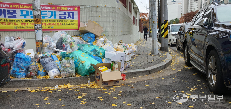 11일 인천 남동구 구월동 인주대로 인근 상가와 주택가에 조성된 보행로가 각종 쓰레기로 덮여있는데다 20㎝ 이상 턱까지 올라와 있다. 지우현 기자