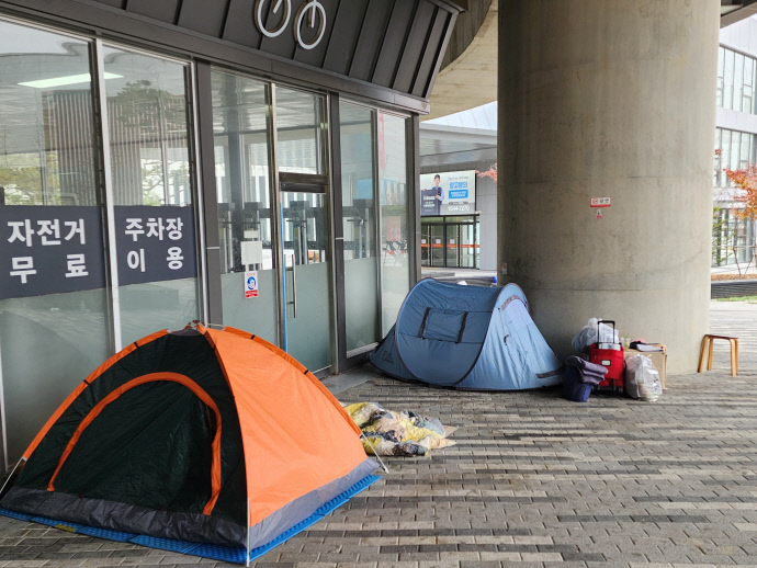 27일 오후 수원역 환승센터 자전거 주차장. 주차장 입구 앞으로 노숙인들이 설치한 텐트와 짐들이 놓여있다. 구자훈수습기자