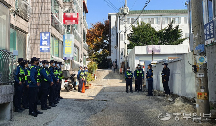 '수원 발발이' 박병화 거주지 앞에 경찰이 마찰 발생 대비를 위해 서 있는 모습. 중부일보 DB