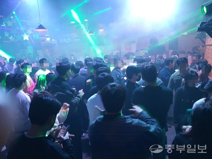 지난 19일 오전 2시께 찾은 수원시 팔달구 인계동의 한 클럽. 좁은 지하 공간에 많은 사람들이 모여 춤을 추고 있다. 이영종수습기자
