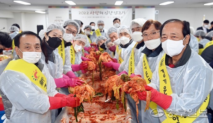 신경기운동중앙회 회원들이 김장 담그기행사에 참여하고 있다. 노민규기자