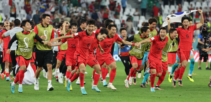 3일 오전(한국시간) 카타르 알라이얀의 에듀케이션 시티 스타디움에서 열린 2022 카타르 월드컵 조별리그 H조 3차전 대한민국과 포르투갈 경기. 포르투갈을 2-1로 이기며 16강 진출에 성공한 한국 선수들이 세리머니를 하고 있다. 연합