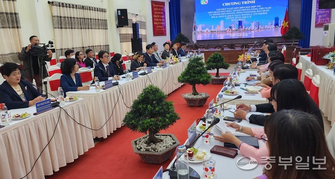 의왕시 대표단은 베트남 다낭시 하우쩌우군 인민위원회를 방문해 양 도시간 관계자들이 참석한 가운데 ‘우호협력도시 협약’체결식을 가졌다. 김명철기자
