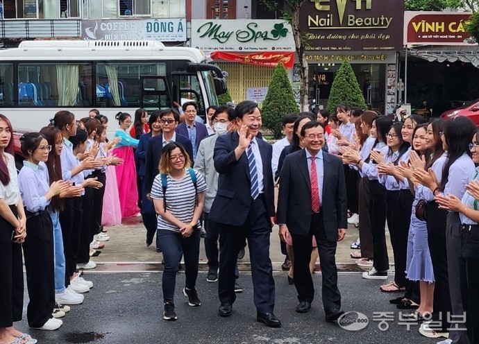 의왕시 대표단은 웬 티 아인 다오 동아대학교 총장과 레 아인 하이쩌우군 기업연합회장의 뜨거운 환영을 받았다. 김명철기자