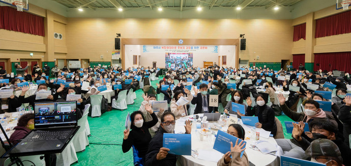 여주시청사 건립 후보지 결정을 위한 시민대표단의 ‘숙의 토론회’가 여주여자중학교 목련관에서 열리고 있다. 사진=여주시