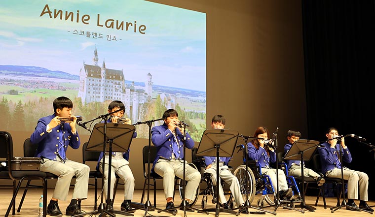 인천 동구가 지난 5일 ‘2022년 장애인식개선 교육 및 음악회’를 개최했다. 사진은 DCU 맑은소리 하모니카 앙상블의 공연모습. 사진=인천 동구청