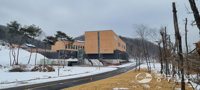 위탁업체를 선정해 올 상반기중 개장 예정인 여주시 상거동에 건립된 경기도반려동물테마파크 내 ‘반려동물문화센터’와 ‘유기견 보호동’전경. 김규철기자