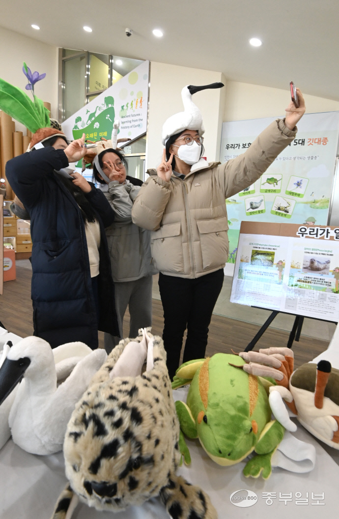 30일 인천 미추홀구 인천업사이클에코센터에서 열린 ‘인형으로 만나는 인천 5대 깃대종(저어새, 금개구리, 점박이 물범, 흰발 농게, 대청부채)’ 전시를 찾은 시민들이 깃대종 인형을 머리에 쓰고 사진을 찍고 있다.정선식기자