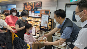 In the period of higher selling prices, Incheon shoppers flock to large supermarkets to obtain half-value rooster