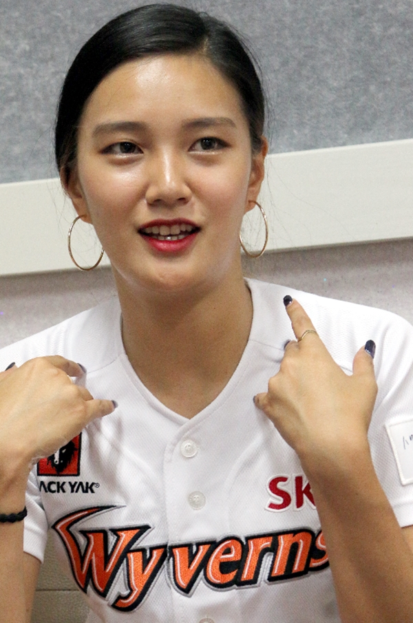 인천SK와이번스 치어리더 오지연, "나를 춤추게 하는 건 '열정'…40대에도 거뜬하겠죠?" < 사람들 < 사람들 < 기사본문 -  중부일보 - 경기·인천의 든든한 친구