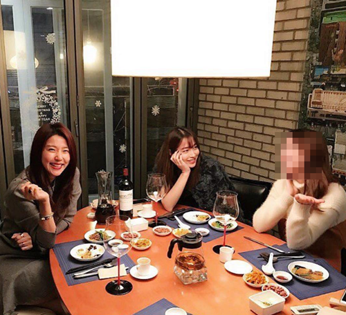 남편 <b>이병헌</b> <b>스킨십</b> 논란…<b>이민정</b>, 이윤미 등 지인과 모임 사진 공개 '화...