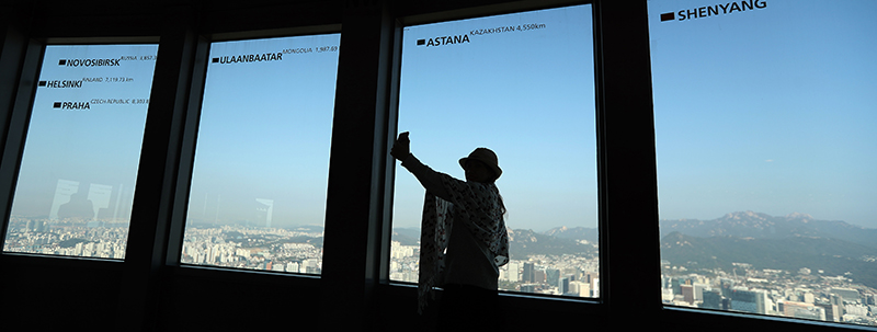 ▲ 17일 남산서울타워에서 한 관광객이 가을 하늘을 담고 있다. 연합