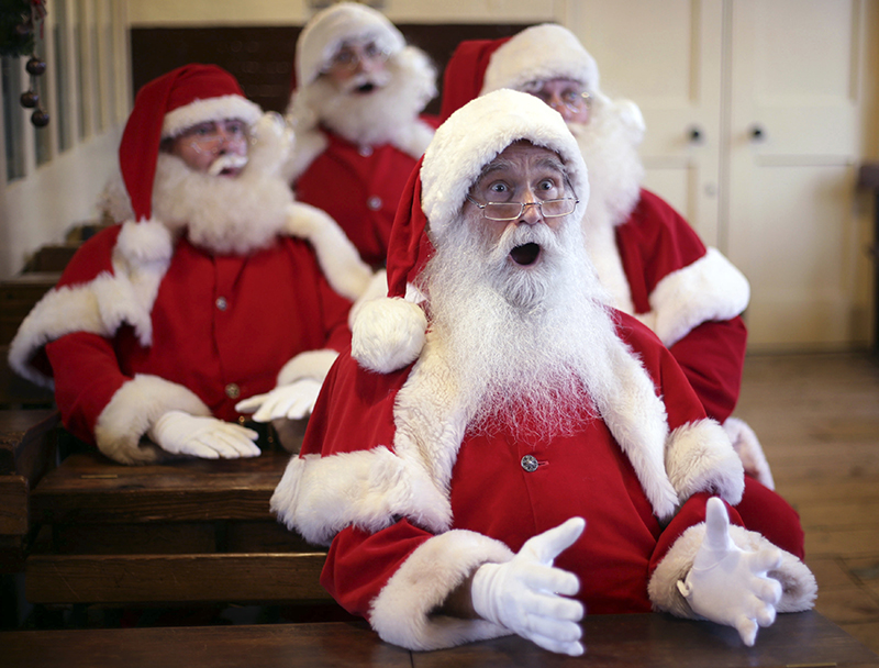 ▲ 16일 영국 런던 래그드 학교 박물관에서 열린 산타 학교에서 산타클로스로 분장한 사람들이 수업을 듣고 있다. 영국의 '산타 학교 부서'에서 운영하는 산타 학교는 전문적인 산타 양성을 위한 커리큘럼을 제공하며, 산타클로스들이 크리스마스 기간에 백화점 및 축제 행사에서 방문객들에게 즐거움을 줄 수 있도록 가르친다. AP/연합