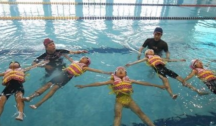 생존 수영 배우는 학생들. 사진=연합