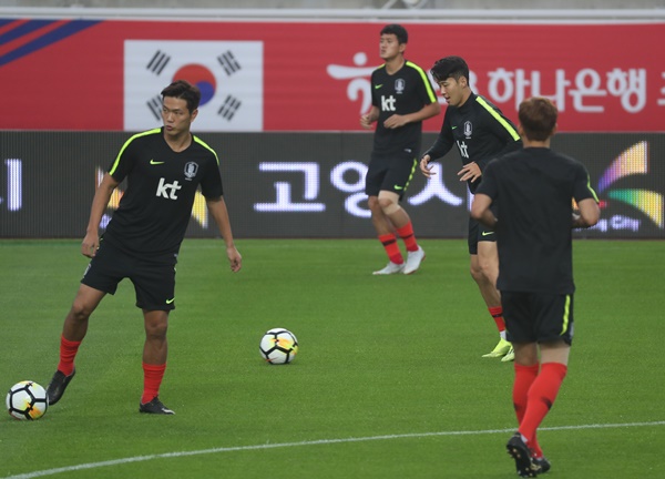 6일 오후 고양종합운동장에서 한국 축구대표팀 손흥민 등 선수들이 코스타리카와의 친선경기를 하루 앞두고 훈련하고 있다. 연합