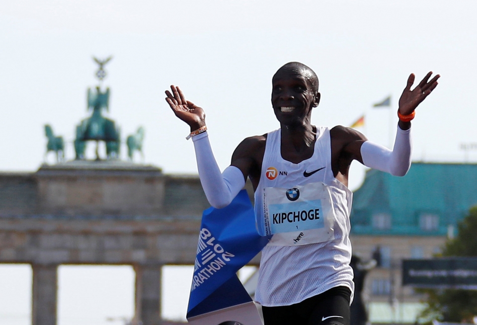 엘리우드 킵초게(34·케냐)가 16일(한국시간) 독일 베를린에서 열린 2018 베를린 국제마라톤대회서 2시간01분39초의 세계신기록(종전 2시간02분57초)을 수립하며 1위로 골인하고 있다. 연합