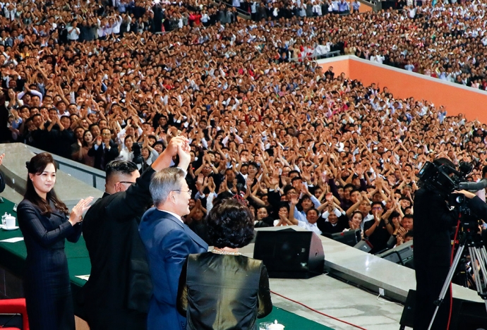 문재인 대통령과 북한 김정은 국무위원장이 19일 저녁 평양 5.1 경기장에서 열린 '빛나는 조국'을 관람한 뒤 환호하는 평양 시민들에게 손을 들어 인사하고 있다. 연합