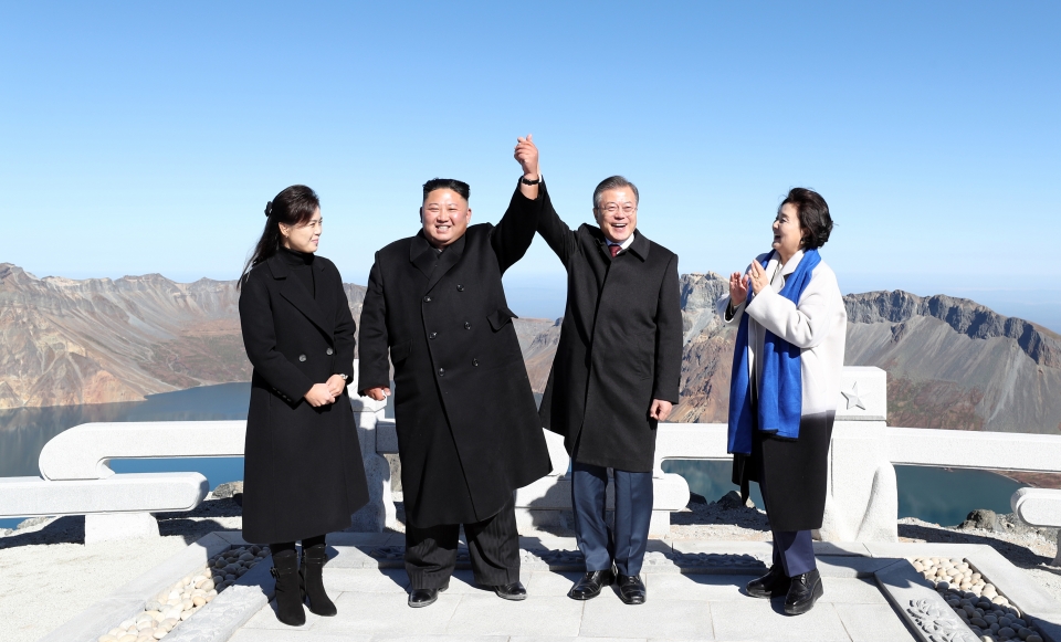 문재인 대통령과 북한 김정은 국무위원장이 20일 오전 백두산 정상인 장군봉에 올라 손을 맞잡고 들어 보이고 있다. 연합