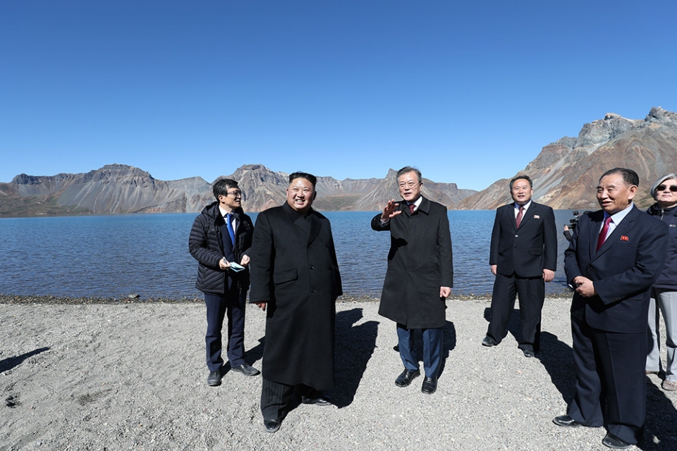 문재인 대통령과 북한 김정은 국무위원장이 20일 오전 백두산 천지에 서서 대화하고 있다.  연합