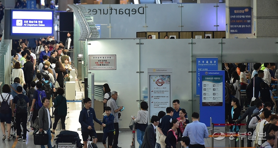 추석연휴를 이틀 앞둔 20일 인천국제공항 제1여객터미널 출국장이 여행객들로 붐비고 있다. 사진=윤상순기자