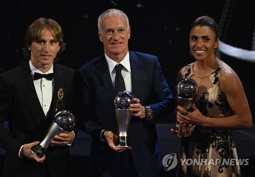 FIFA 올해의 선수로 뽑힌 루카 모드리치(맨왼쪽), 올해의 감독으로 선정된 디디에 데샹(가운데), 올해의 여자선수상을 수상한 마르타가 포즈를 취하고 있다. EPA연합
