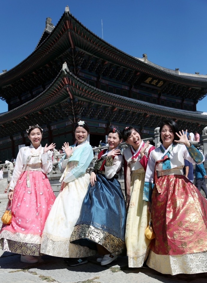 추석인 24일 오후, 휴일을 맞아 서울 종로구 경복궁을 찾은 외국인 관광객들이 밝은 표정으로 기념사진을 찍고 있다. 연합