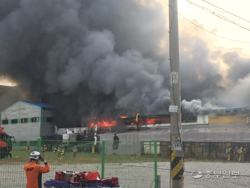 25일 오후 4시26분께 시흥시 시화공단의 한 플라스틱 공장에서 화재가 발생했다. 사진=김형수기자