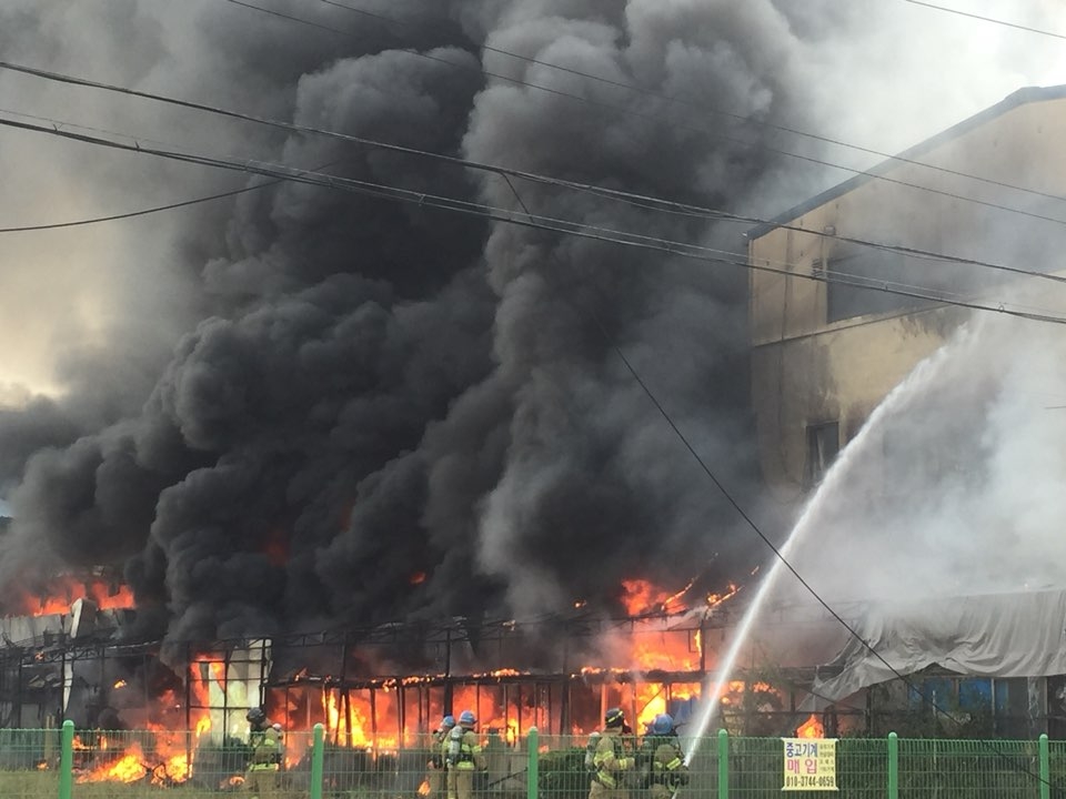 25일 오후 4시11분께 시흥시 시화공단의 한 플라스틱 공장에서 화재가 발생했지만 한시간여가 지난 현재 5시40분까지 불길을 잡지 못하고 있다. 사진=김형수기자