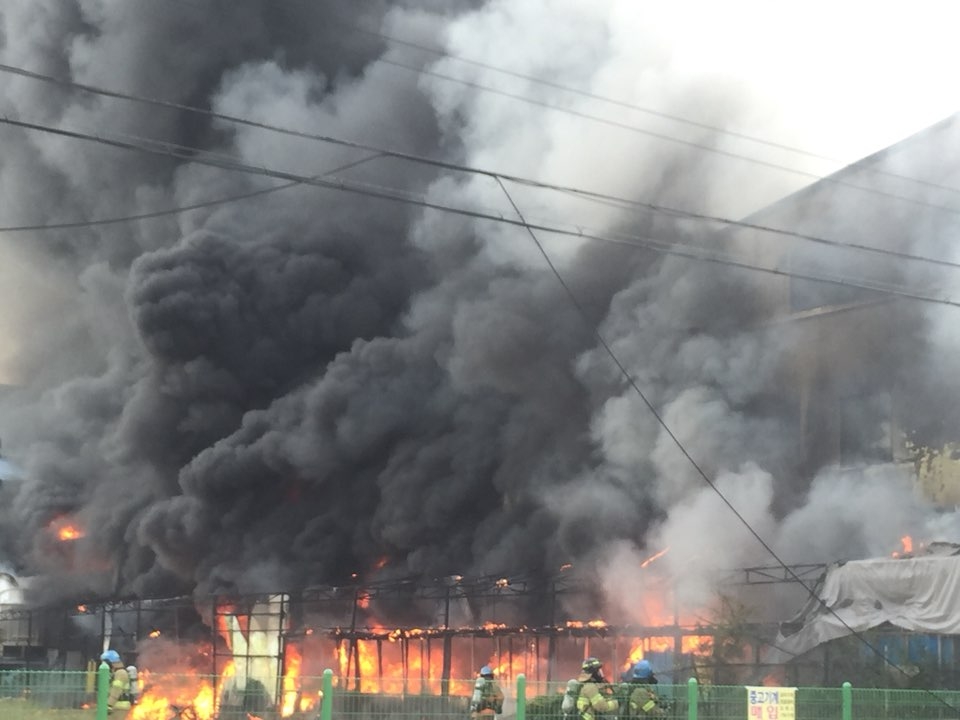 25일 오후 4시11분께 시흥시 시화공단의 한 플라스틱 공장에서 화재가 발생했지만 한시간여가 지난 현재 5시40분까지 불길을 잡지 못하고 있다. 사진=김형수기자
