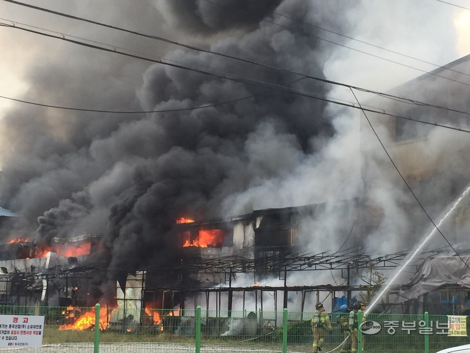 25일 오후 4시 시흥시 정왕동 한 플라스틱 공장에서 발생한 화재를 진합하고 있다. 사진=김형수기자