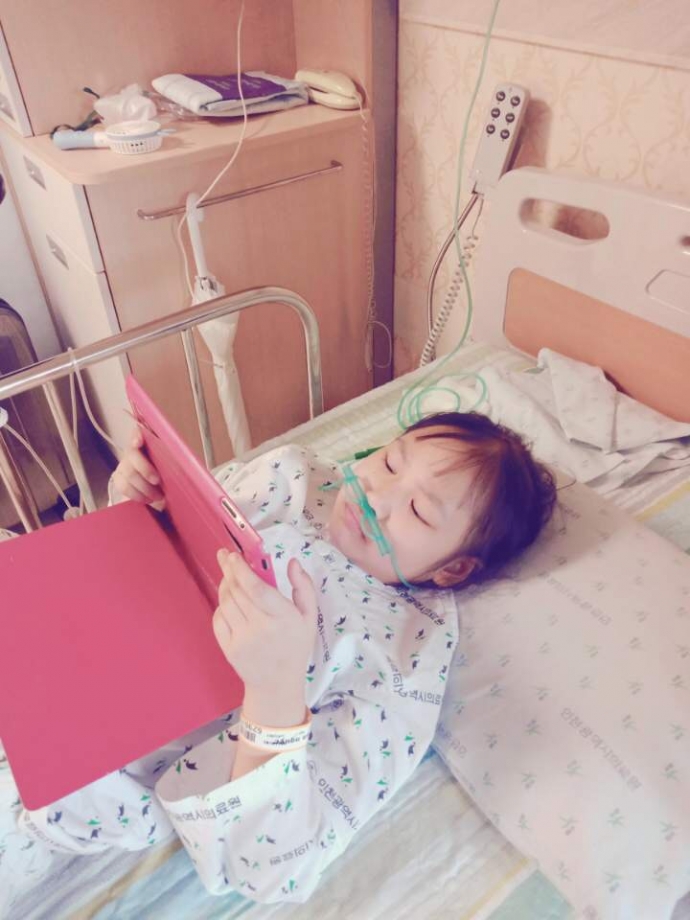 베트남계 7살 ‘비’가 검사 및 치료를 받기 위해 인천의료원에 입원해 있는 모습. 사진=Give.asia