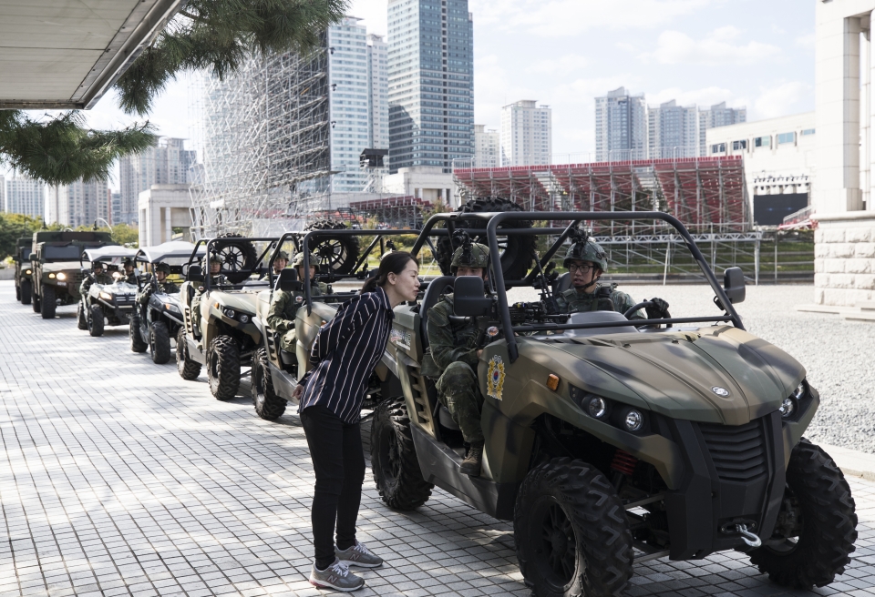 26일 오후 서울 용산구 전쟁기념관에서 시민들 앞으로 국군의 날 리허설 중인 군인들이 차를 탑승한 채로 지나가고 있다. 연합