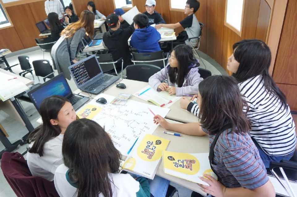 사진은 코딩교육에 참여하고 있는 군포 화산초등학교 학생들의 모습. 사진=군포 화산초등학교